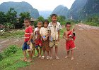 IMG 0957  Nysgerrige børn ved landevejen med limstensbjergene i baggrunden